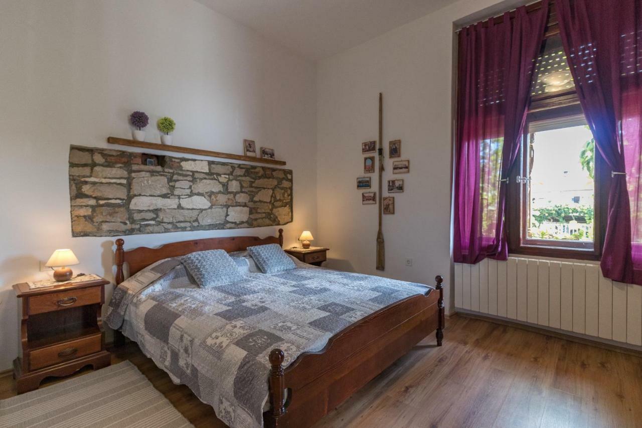 Apartment Lora *